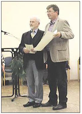 Foto aus der Leinezeitung vom 24.9.2012: Der TSV-Vorsitzende Dietmar Scholz (rechts) erhält den Förderpreis von Dr. Werner Besier